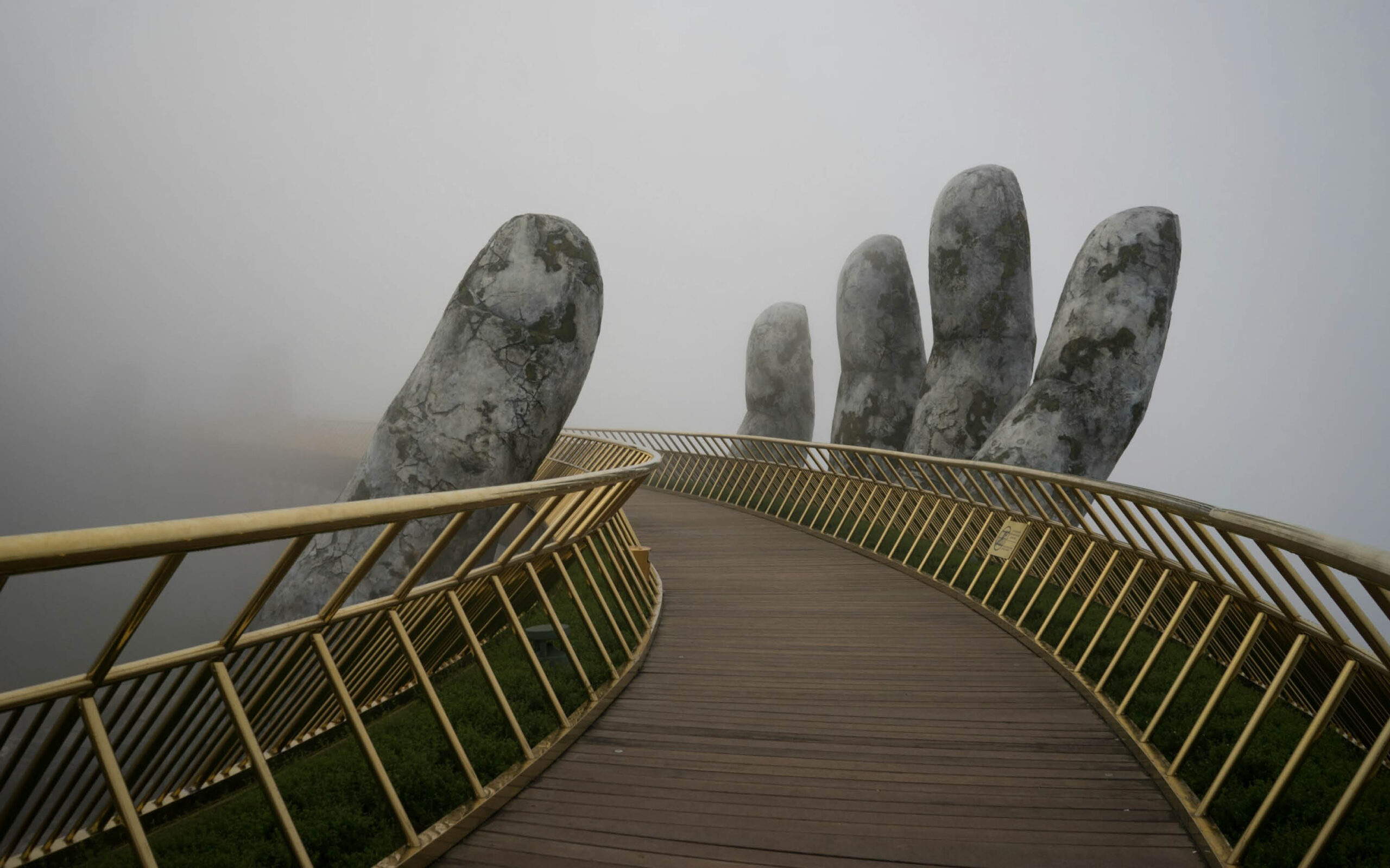 aleksandr-barsukov-lN1fPT9J6DA-unsplash Das Foto zeigt die goldene Cau Vang Brücke in Vietnam als Metapher für die "Brücke" zwischen Tradition und Wissenschaft